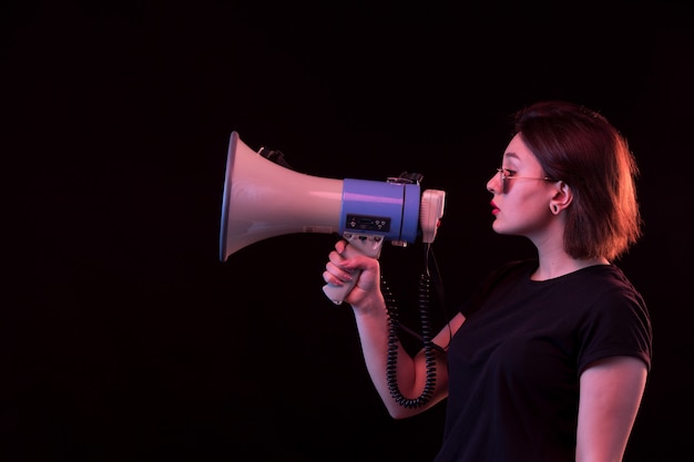 Jeune, femme, noir, t-shirt, tenue, mégaphone