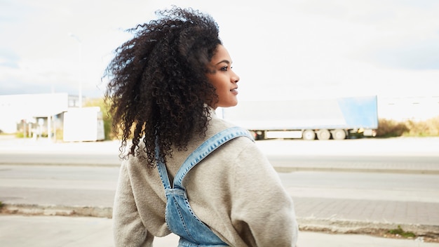 jeune, femme noire, à, cheveux afro, rire, et, apprécier