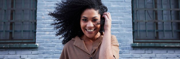 jeune, femme noire, à, cheveux afro, rire, et, apprécier