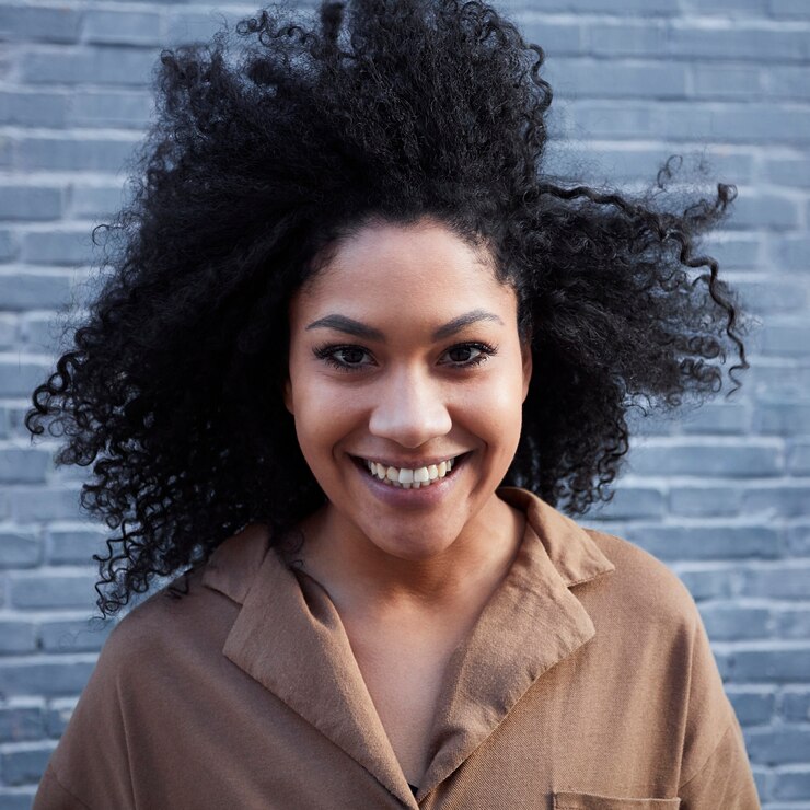 jeune, femme noire, à, cheveux afro, rire, et, apprécier