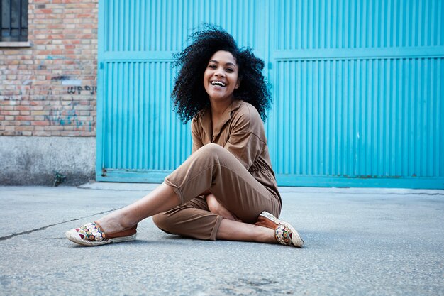 jeune, femme noire, à, cheveux afro, rire, et, apprécier