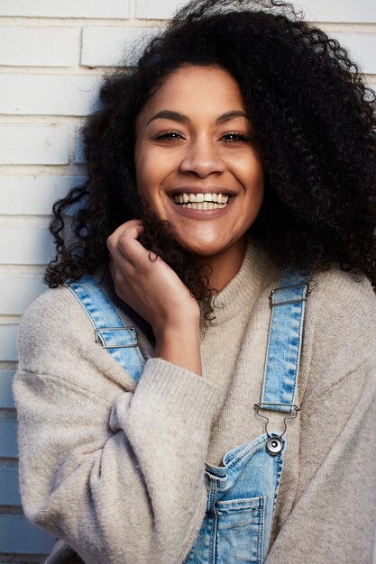 jeune, femme noire, à, cheveux afro, rire, et, apprécier