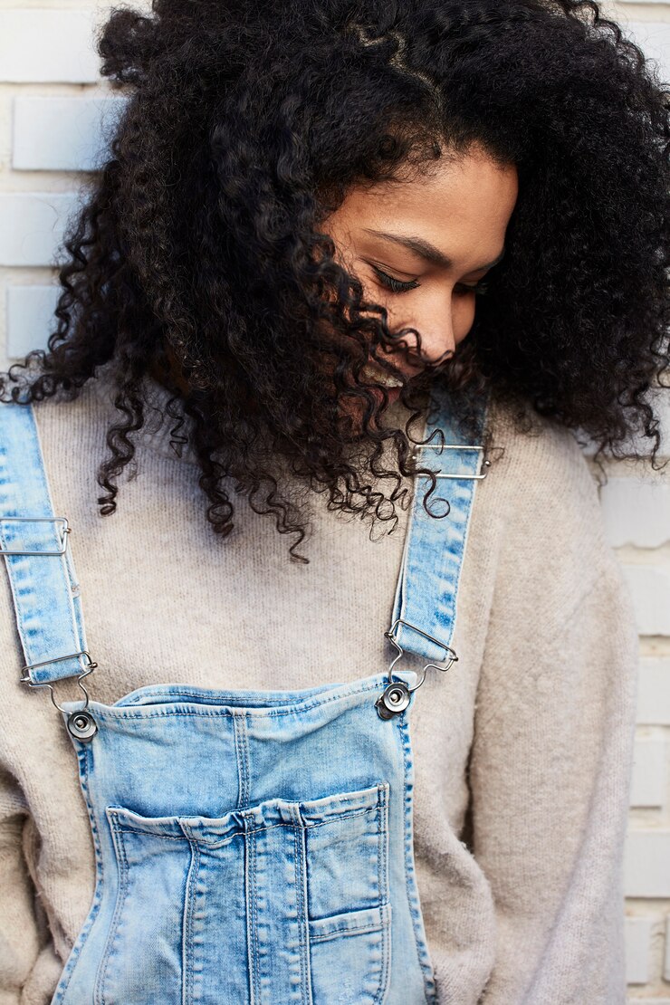 jeune, femme noire, à, cheveux afro, rire, et, apprécier