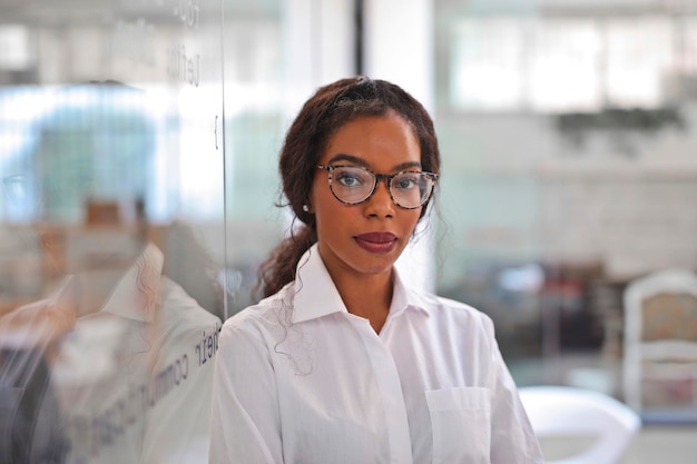 jeune femme noire dans un bureau