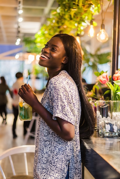 Jeune femme noire, dans, café