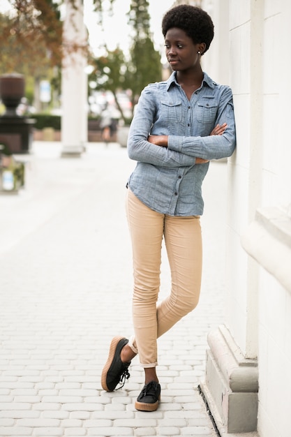 Jeune femme noire marchant africaine