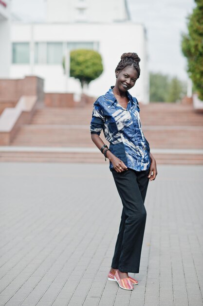 Jeune femme noire posée dans la ville Portrait unique de femmes africaines