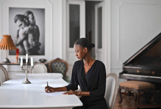 jeune femme noire remplit un document