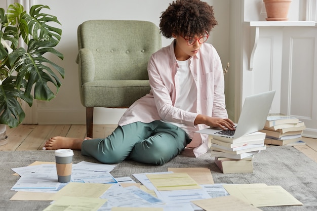 Une jeune femme noire sérieuse responsable administrative réfléchit à une stratégie réussie d'entrepreneuriat