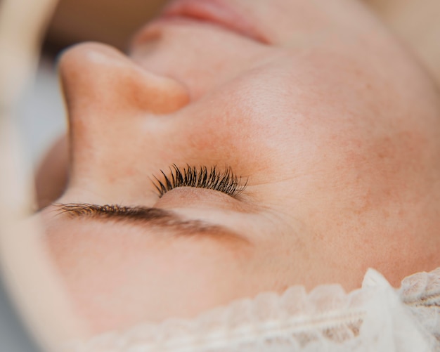 Photo gratuite jeune femme obtenant une procédure de soin de la peau au centre de bien-être