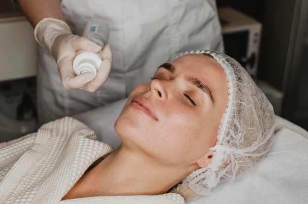 Jeune femme obtenant un traitement de la peau du visage au spa