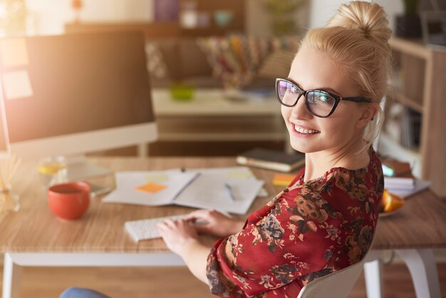 Jeune femme occupée au travail