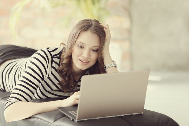 Jeune femme avec ordinateur portable pc