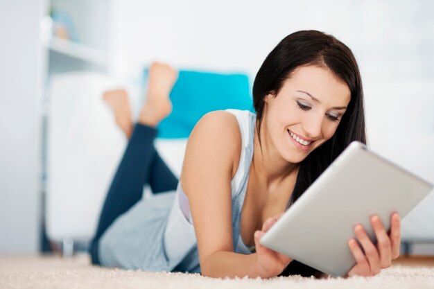 Jeune femme avec ordinateur tablette à écran tactile