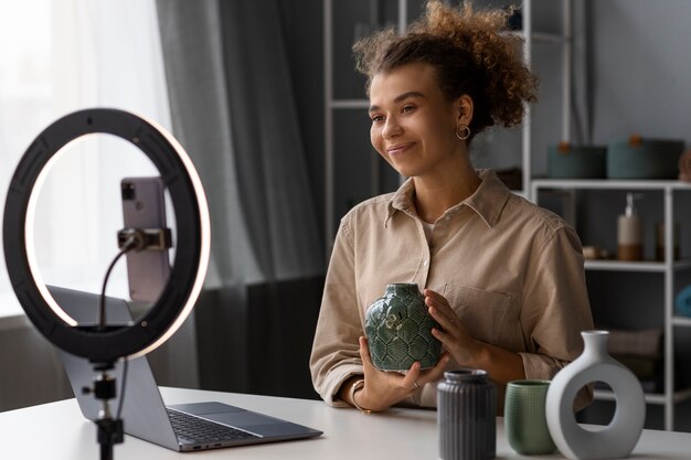 Jeune femme organisant une boutique en direct