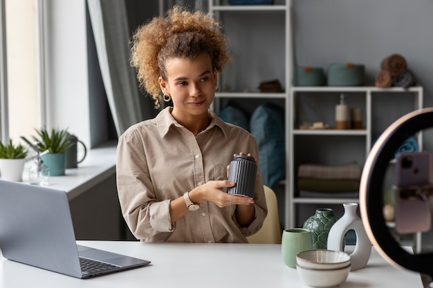 Jeune femme organisant une boutique en direct