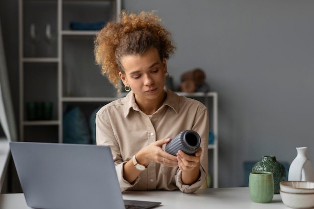 Jeune femme organisant une boutique en direct