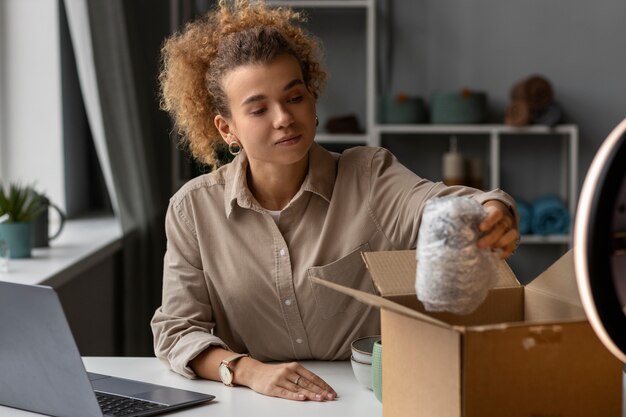 Jeune femme organisant une boutique en direct