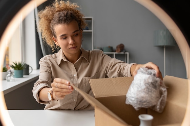 Jeune femme organisant une boutique en direct