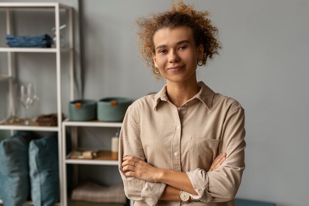 Jeune femme organisant une boutique en direct