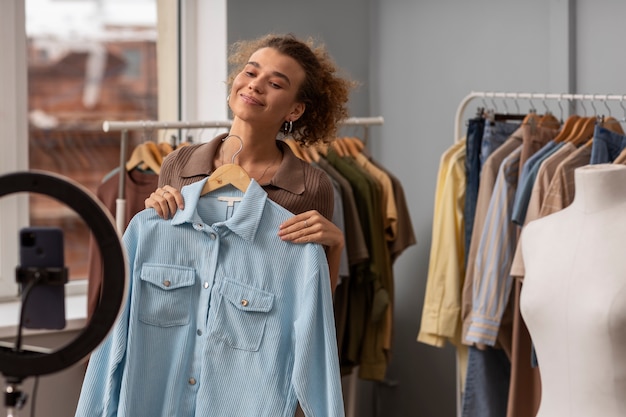 Jeune Femme Organisant Une Boutique En Direct