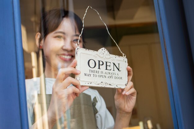 Jeune femme organisant sa pâtisserie