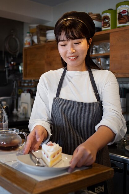 Jeune femme organisant sa pâtisserie