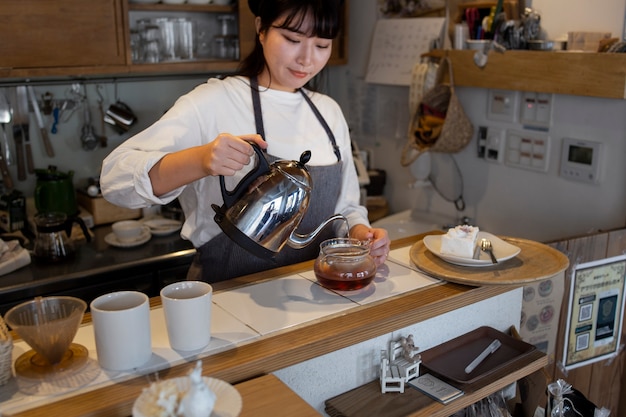 Jeune femme organisant sa pâtisserie