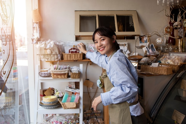 Photo gratuite jeune femme organisant sa pâtisserie