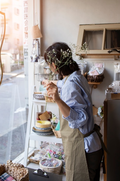 Jeune femme organisant sa pâtisserie