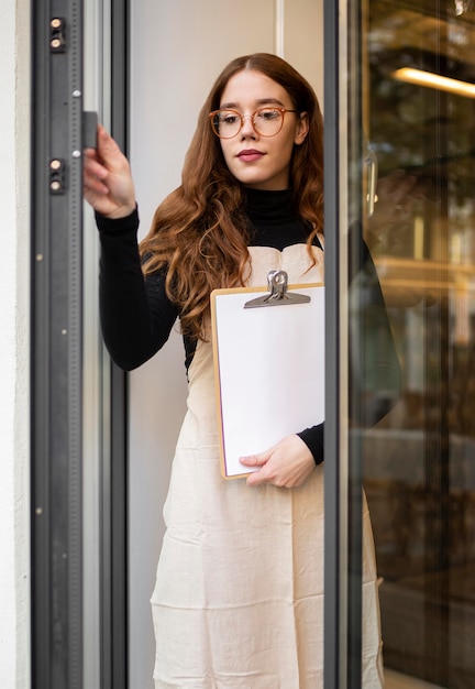 Jeune femme, ouverture restaurant