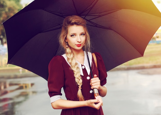 Jeune Femme Avec Un Parapluie Un Jour De Pluie