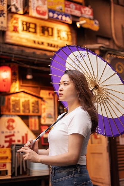 Photo gratuite jeune femme avec parapluie wagasa