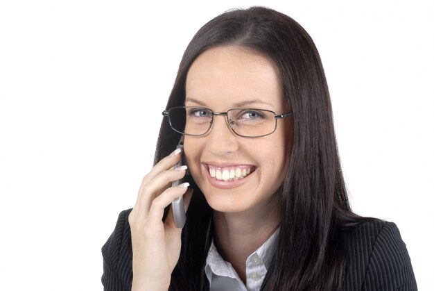 Jeune femme parlant au téléphone cellulaire