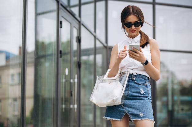 Jeune femme parlant au téléphone dans le centre-ville