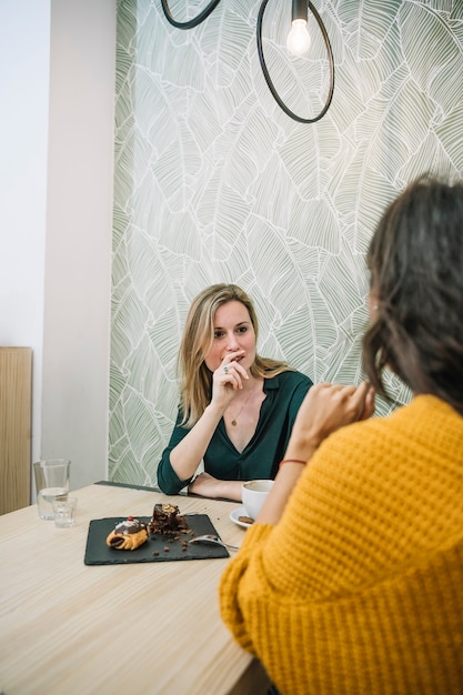 Photo gratuite jeune femme parle avec un ami