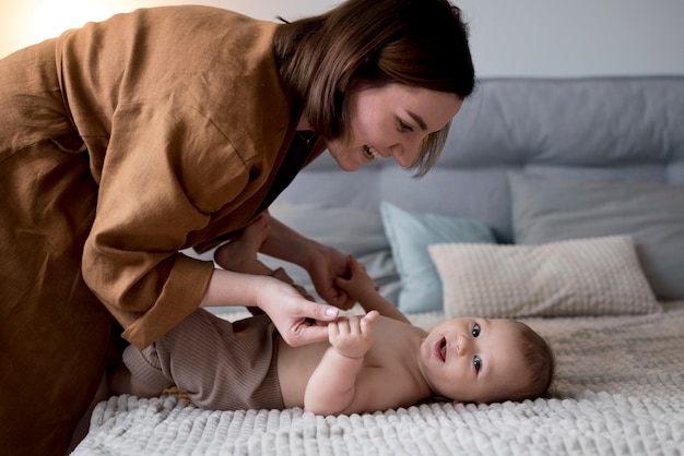 Jeune Femme Passant Du Temps Avec Son Bébé