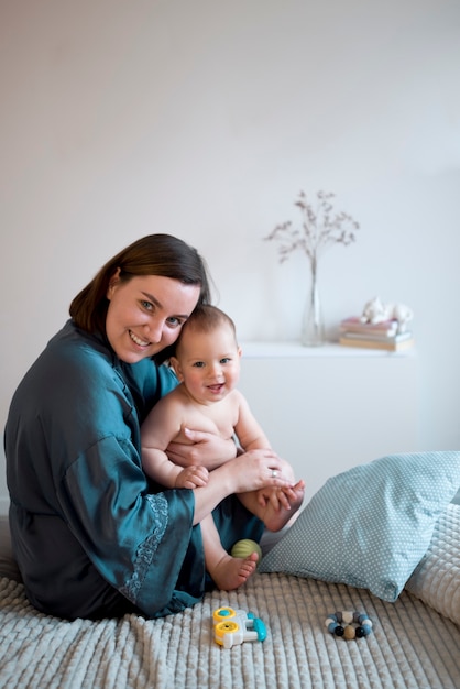 Jeune femme passant du temps avec son bébé