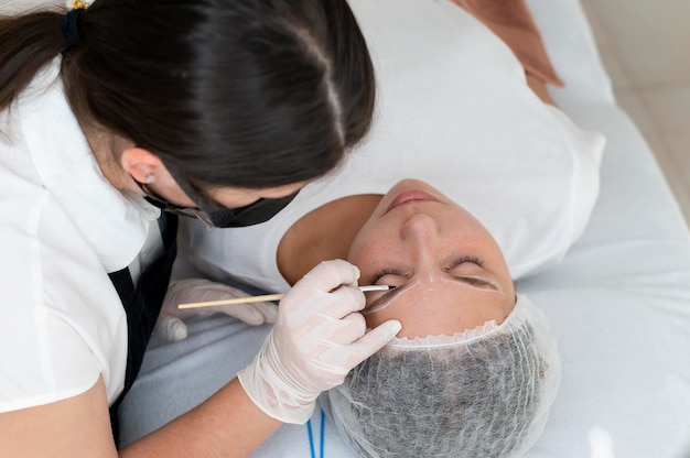 Jeune femme passant par une procédure de microblading