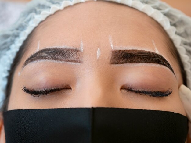 Jeune femme passant par une procédure de microblading