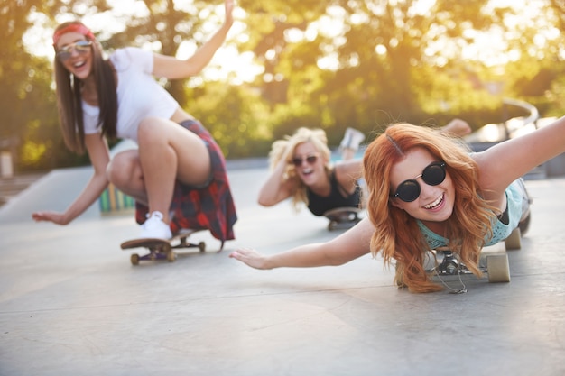 Jeune femme, passer du temps ensemble, dans, skatepark