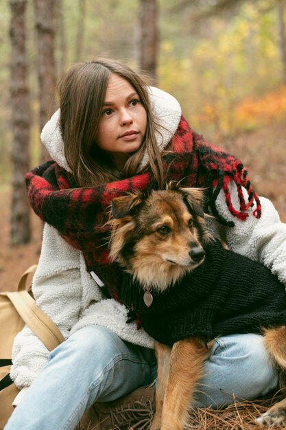 Jeune femme passer du temps avec son chien à l'extérieur