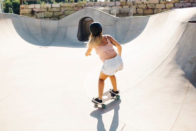 Jeune femme avec patin et casque