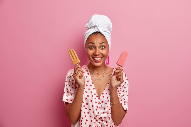 Jeune femme à la peau foncée positive