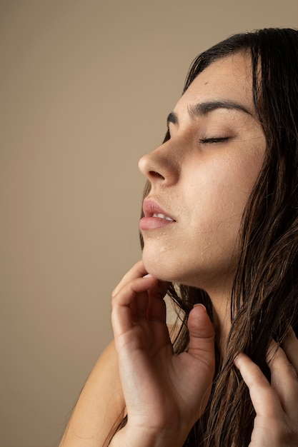 jeune femme, à, peau hydratée, vue côté