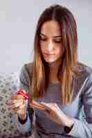 Photo gratuite jeune femme peignant des ongles