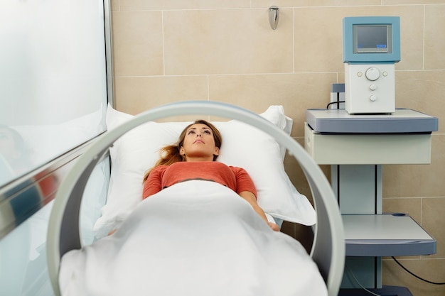 Photo gratuite jeune femme pendant la magnétothérapie au spa de santé