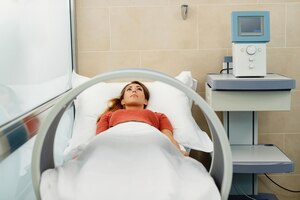 Photo gratuite jeune femme pendant la magnétothérapie au spa de santé