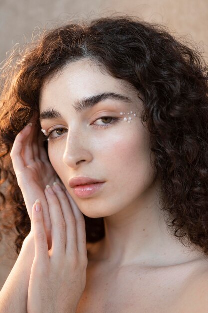 Jeune femme avec des perles composent