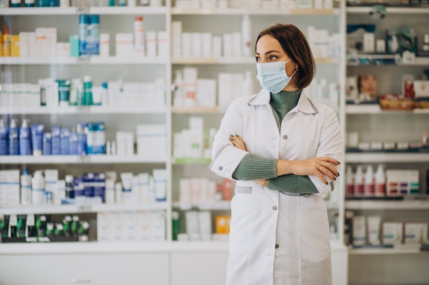 Jeune femme pharmacien à la pharmacie